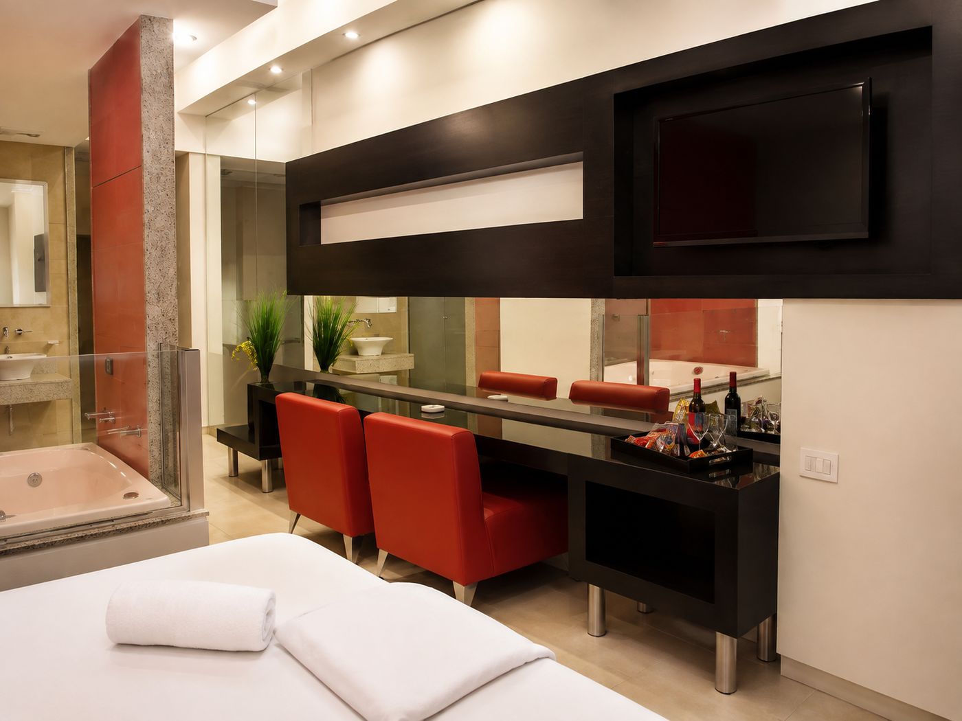 Categoría Apart con Hidro: hidromasaje, TV LCD, sillones rojos y barra de bar.