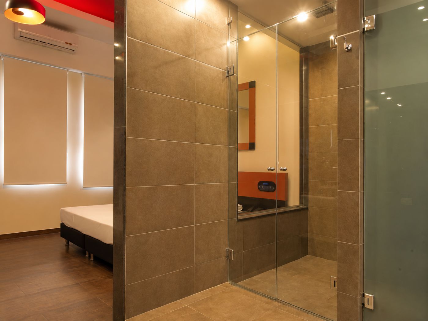 Categoría Apart: box de ducha vidriado amplio con el dormitorio al fondo.